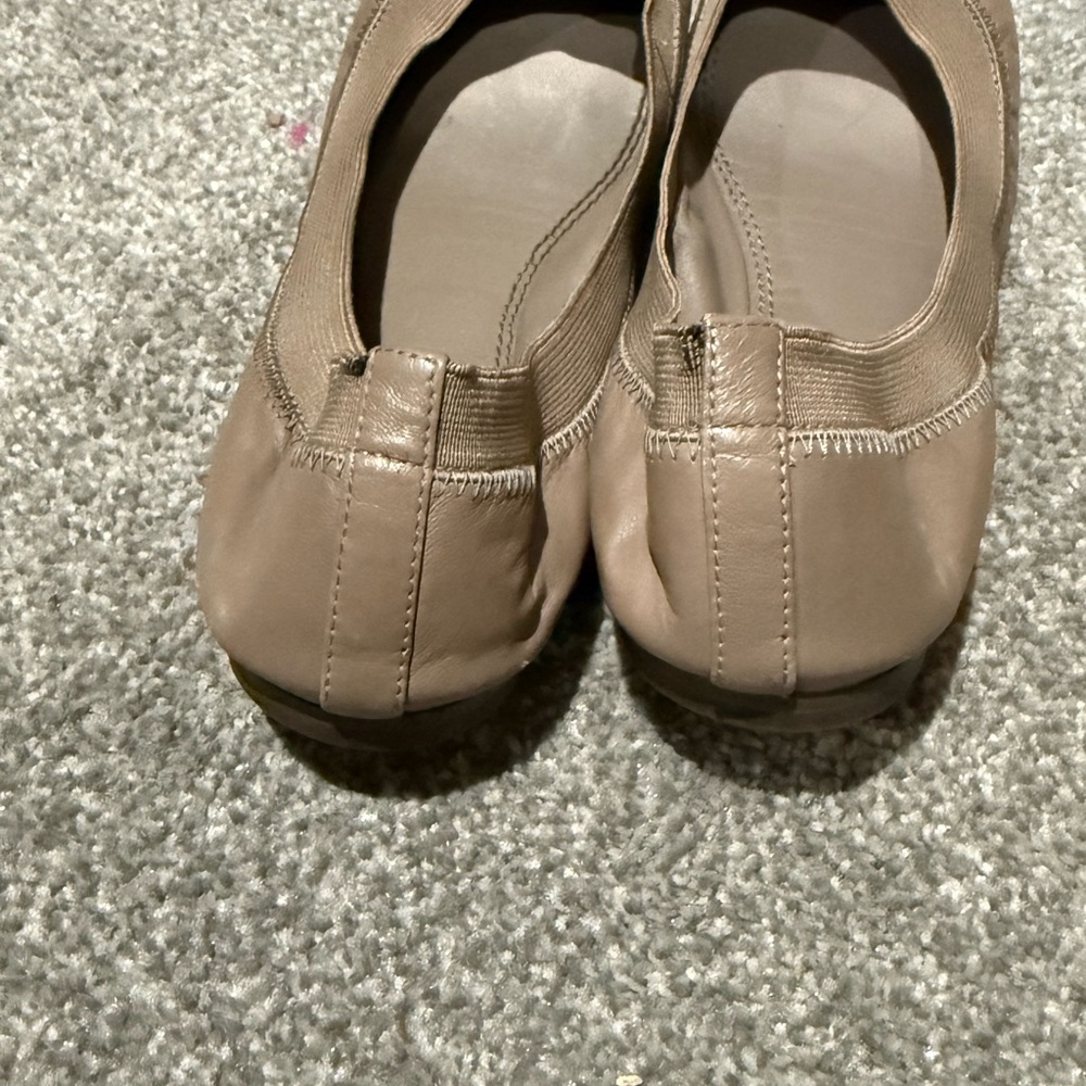 Tory Burch‎ Women's Beige Ballet Flats with Gold Logo - Picture 4 of 6